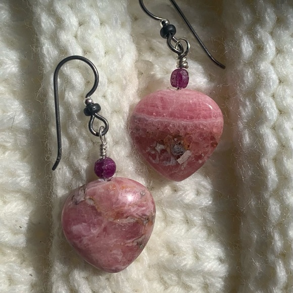 Rhodochrosite/Sapphire heart Earrings. Beautiful - Picture 4 of 6